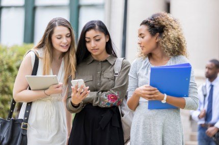 Kemaskini Tinder menyasarkan pelajar kolej ketika aplikasi kencan menghadapi cabaran